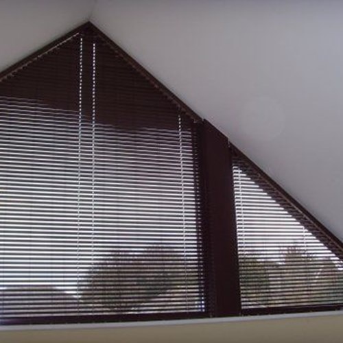 The Bali 1 Inch Angle Top or Bottom Mini Blinds feature a precision machined roller system which makes it easier to raise the blind. 