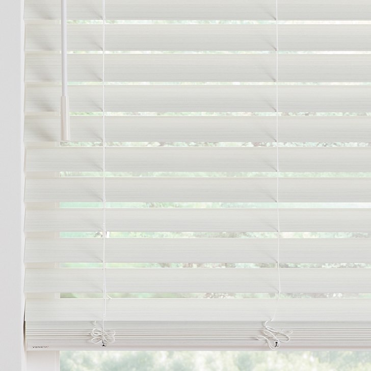 Color: Ultra Misty Sky V957E; Headrail: Modern Valance