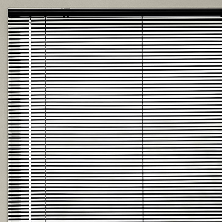 Color: Raven 5012; Lift: Cordless