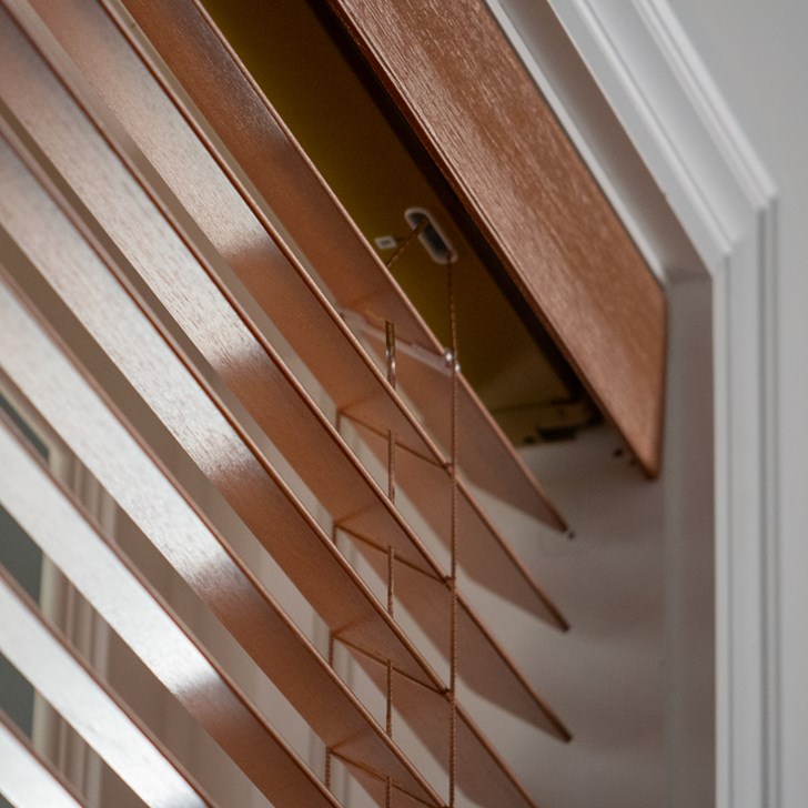 Color: Sienna Chestnut 7409