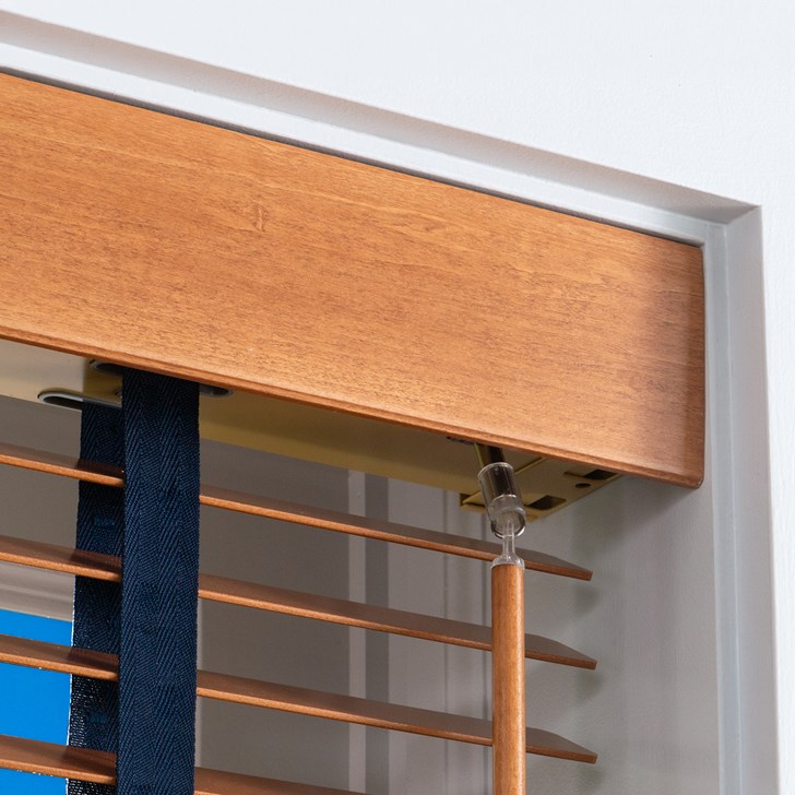 Color: Golden Oak 126; Lift: Cordless; Cloth Tape: 1 In Deep Ocean; Corners: Round; Valance: 3 1/2 In Modern