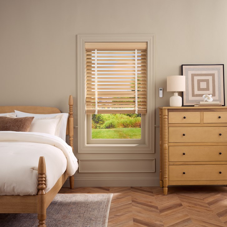 Color: Natural 100; Lift and Tilt: Motorized; Power: Solar Panel; Corners: Rounded; Cloth Tape: Pearl; Valance: 4 Inch Cord