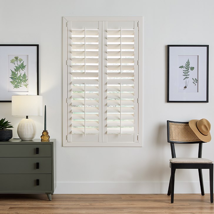 Color: Pecan; Location: Front Tilt Bar; Louver Size: 4 Inch, Hinge Color: Painted to Match; Split: 2 Panels Split Tilt Rod