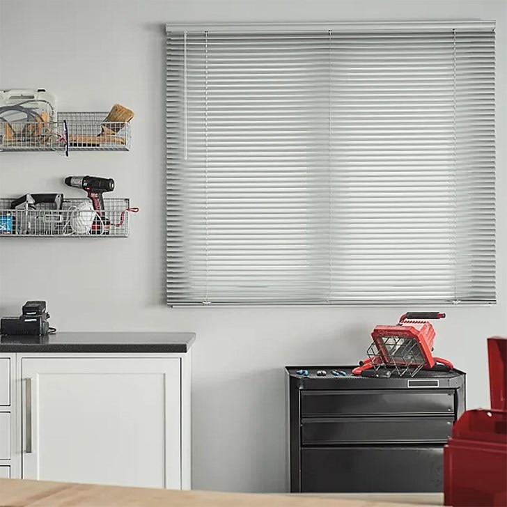 Color: Structured Aluminum 761