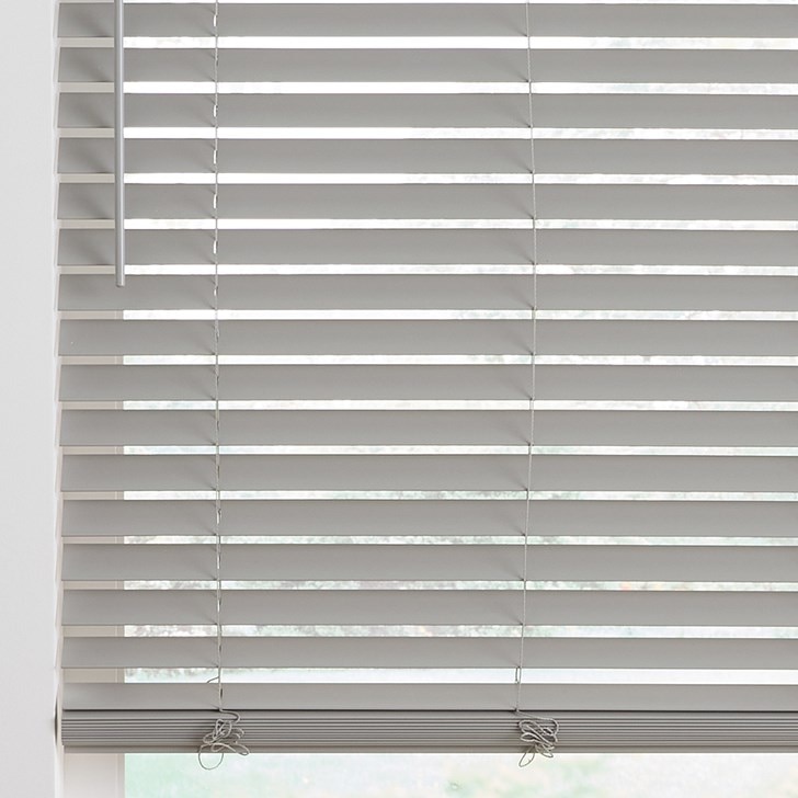 Color: Smooth Silver Ash 180; Headrail: Modern Valance